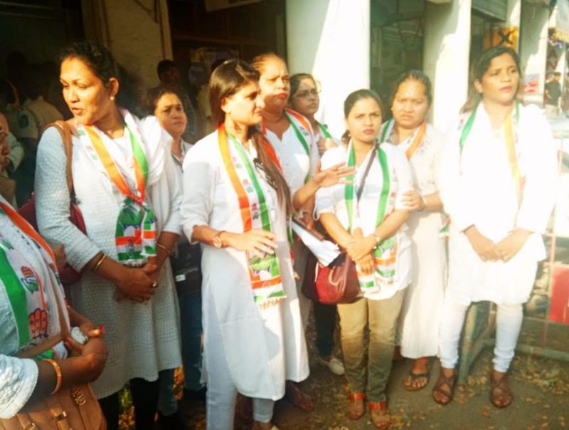 Women's Congress staged strike at Handicraft Development Commissioner's office | महिला काँग्रेसची केंद्रीय हस्तकला विकास आयुक्त कार्यालयावर धडक 