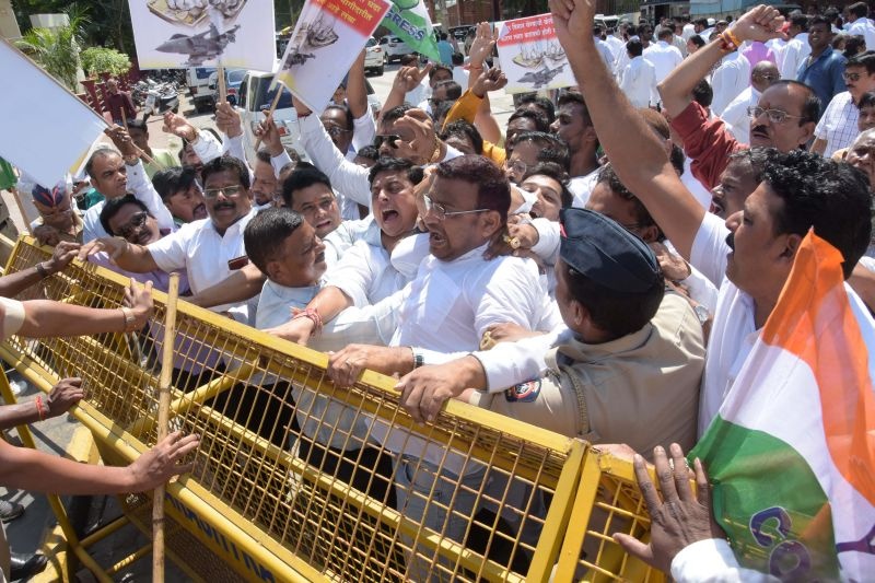 Congress has given Dikshit in Nagpur: Rs 41,000 crore scam in 'Raphael' purchase | नागपुरात काँग्रेसने दिले धरणे : ‘राफेल’ खरेदीत ४१ हजार कोटींचा घोटाळा 