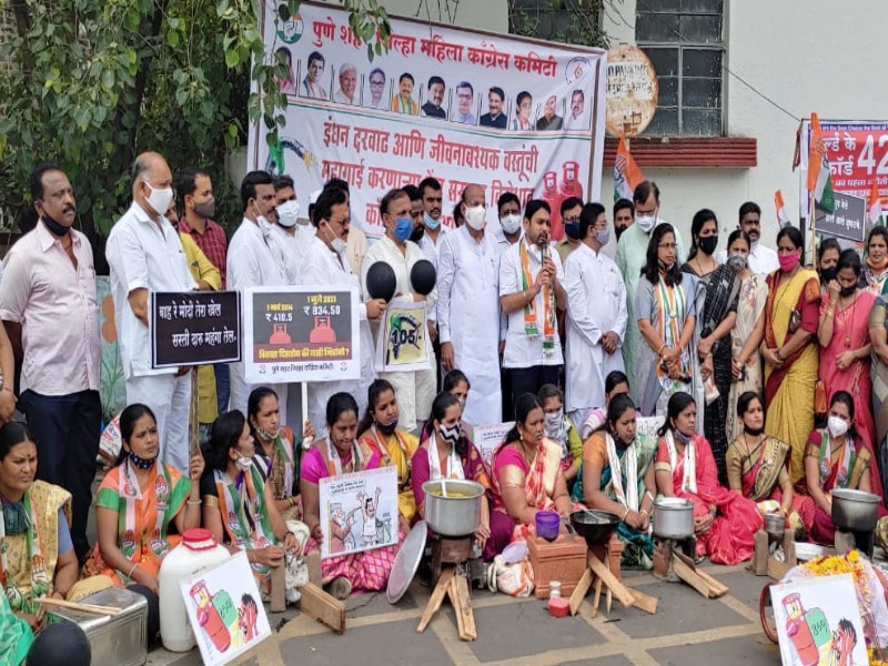 congress Protest in front of the District Collector's Office in Pune | काँग्रेसच्या महिलांचा चुलीवर स्वयंपाक; केंद्र सरकारचा निषेध करत पुण्यात जिल्हाधिकारी कार्यालयासमोर आंदोलन