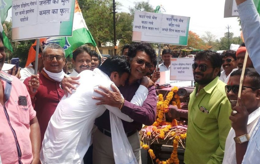 congress agitation, two-wheeler funeral against the fuel price hike | इंधन दरवाढीविरोधात काँग्रेसने काढली दुचाकीची अंत्ययात्रा 
