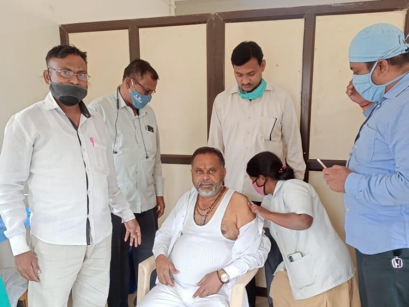Pune Covid vaccine inoculation: Prime Minister Modi's 'order' was rejected; Pune Congress leader jumps the queue. Gets vaccinated for Covid. | पंतप्रधान मोदींचा 'आदेश' झुगारला, पुणे जिल्ह्यातील काँग्रेसच्या नेत्याने कोरोना लस टोचली 