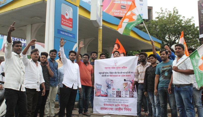 Lolipop protested against petrol price hike in Nagpur | नागपुरात पेट्रोल दरवाढीविरोधात  निदर्शने,  लॉलीपॉप वाटले