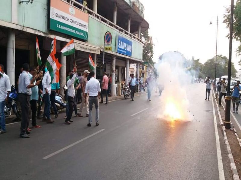 Congress workers celebrate in Goa after BJP's BS Yeddyurappa stepped down as Chief Minister of Karnataka | कर्नाटकात भाजपा सरकार पडलं, गोव्यात काँग्रेसकडून फटाक्यांची आतषबाजी
