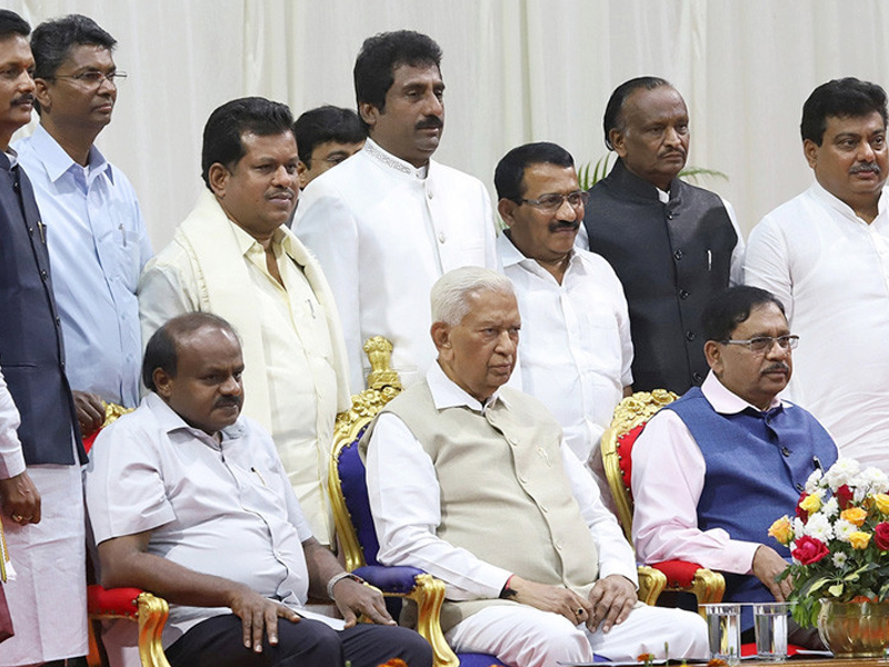 Karnataka Political Crisis: All the Congress ministers resign, struggle to save the government | Karnataka Political Crisis: काँग्रेसच्या सर्व मंत्र्यांचा राजीनामा, सरकार वाचवण्यासाठी धडपड