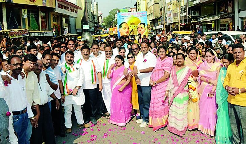 Congress party workers take oath for strong party in Nagpur | नागपुरात काँग्रेसच्या कार्यकर्त्यांनी घेतली पक्ष मजबुतीची शपथ