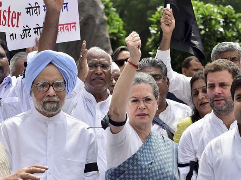 Manmohan Singh-Kapil Sibal's government backtracked with enthusiasm in 2G spectrum allocation | 2G स्पेक्ट्रम निकालानंतर काँग्रेस नेत्यांमध्ये उत्साह, मनमोहन सिंग-कपिल सिब्बल यांचा सरकारवर पलटवार
