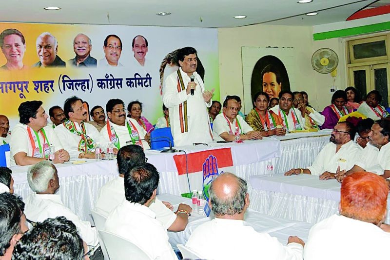 Ashok Chavan does not want to weaken the party | पक्ष कमकुवत करणारे नकोच : अशोक चव्हाण