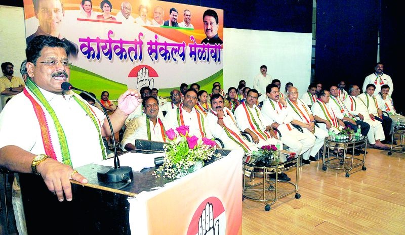 Tense in Congress Resolution conclave at Nagpur | नागपुरातील कॉंग्रेसच्या संकल्प मेळाव्यात खदखदच