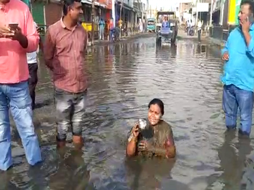 Congress MLA Deepika Pandey Singh protested by taking a bath in the water stored on the road | कॉंग्रेसच्या महिला आमदाराचे अनोखे आंदोलन; रस्त्यावर साठलेल्या पाण्यात आंघोळ करून केला निषेध