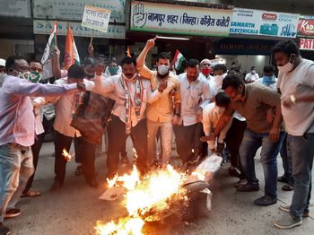 Rahul, Priyanka's arrest Congress sparked outrage in Nagpur | राहुल, प्रियांकाच्या अटकेवरून नागपुरात काँग्रेस भडकली