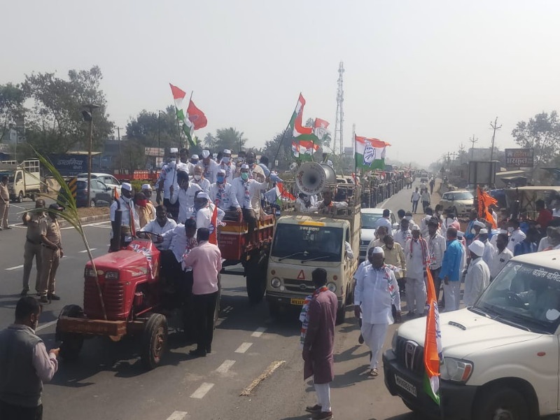 Congress 'jumbo' rally in Yavat against agricultural laws; 100 tractors on the road | कृषी कायद्यांच्या विरोधात काँग्रेसची यवतमध्ये 'जम्बो' रॅली; १०० ट्रॅक्टर रस्त्यावर
