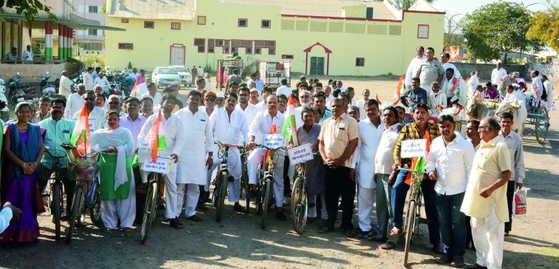 Akola: Congress cycle and bullock cart rally against petrol and diesel price hike | अकोला : पेट्रोल-डीझल दरवाढीविरोधात काँग्रेसचा सायकल अन् बैलगाडी मोर्चा!