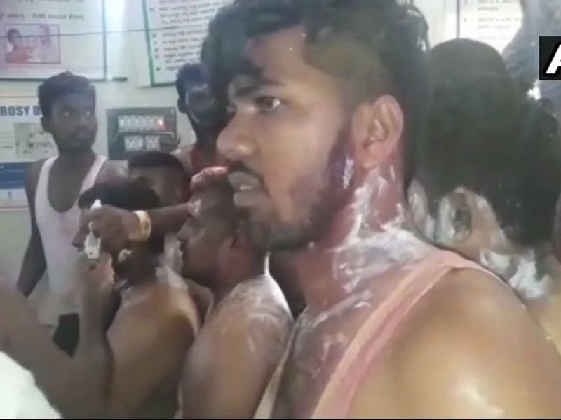 10 injured in acid attack on congress victory rally in tumkur karnataka | काँग्रेसच्या विजयी मिरवणुकीवर अॅसिड हल्ला; 10 कार्यकर्ते जखमी