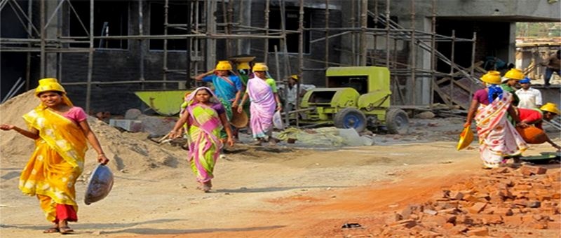 Construction workers have been deprived of welfare schemes since 2016 | बांधकाम कामगार २0१६ पासून कल्याणकारी योजनांपासून वंचित, नोंदणीही रखडली