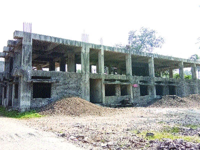Unauthorized construction work in Mahur | माहूरमध्ये अनधिकृत बांधकामांचा सपाटा