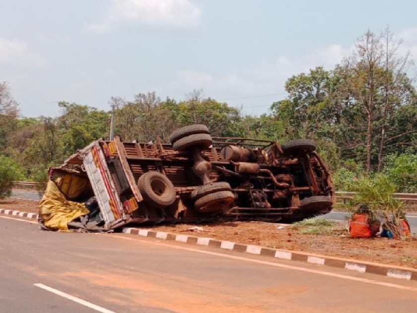 The container overturned at Janwali, luckily the driver survived | Sindhudurg: जानवली येथे कंटेनर उलटला, सुदैवाने चालक बचावला