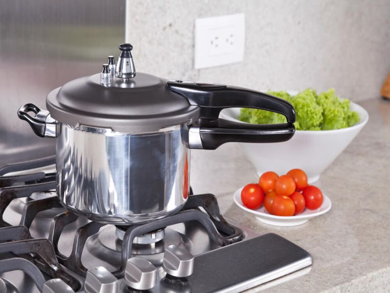 Take care of these things when using pressure cooker | प्रेशर कुकर वापरताना 'या' गोष्टींची घ्या काळजी!