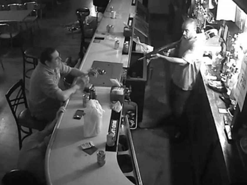 Watch man stays amazingly calm during armed robbery in America | Video : चोर बंदुक घेऊन शिरला बारमध्ये, 'हा' पठ्ठ्या जागचा न हलता ढोसत राहिला दारू!