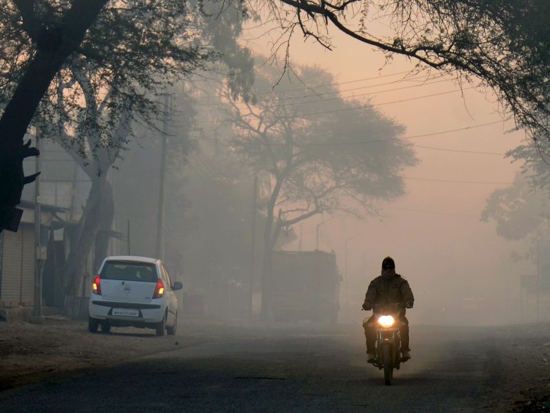 Thunderstorms hit the city of Aurangabad, and the temperature was reduced | औरंगाबादकरांना भरतेय गुलाबी थंडीची हुडहुडी, तापमानाचा पारा उतरणीला
