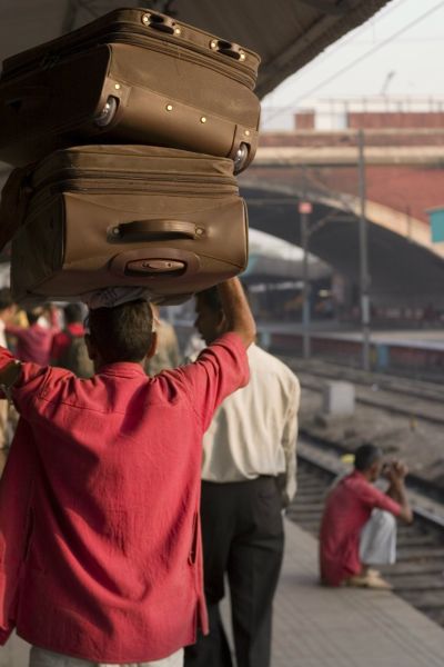 We get the burden of the whole world; Loaded luggage without taking a single rupee | सारी दुनियाका बोझ हम उठाते है ; एक रुपयाही न घेता चढविले प्रवाशांचे सामान