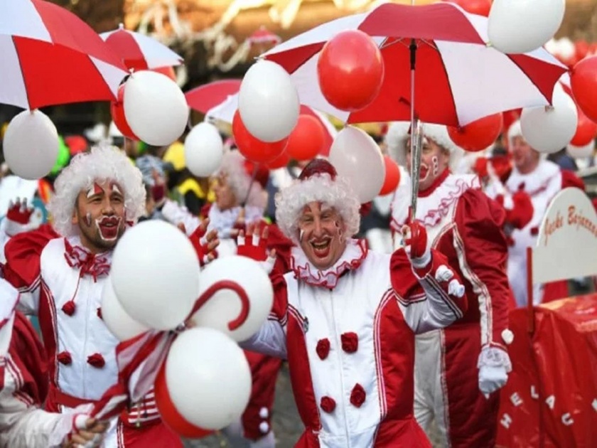 Swabian alemannic carnival is in full swing across southwestern Germany see pics and signification | इथे पुरूष कोणत्याही तरूणीला करू शकतात 'किस', हे आहे कारण!