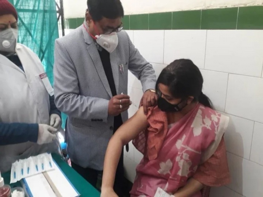 Corona vaccine Side effects on 51 health workers in Delhi | साईडइफेक्ट! दिल्लीत एक अत्यवस्थ, ५१ जणांना कोरोना लसीचा त्रास