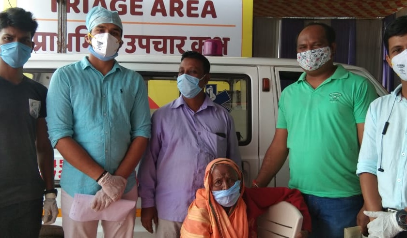 In Sangli, 85-year-old grandmother defeated Kelly Corona. Farewell to the staff with a round of applause. | corona virus : सांगलीत ८५ वर्षीय आजीने केली कोरोनावर मात