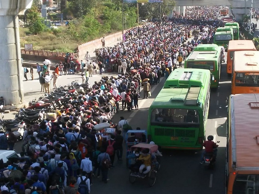 Coronavirus Thousands At Delhi Bus Station Waits For Ride Home kkg | CoronaVirus: देशाच्या राजधानीतच 'लॉकडाऊन'ची ऐशीतैशी; बस स्टँडवर हजारोंची गर्दी