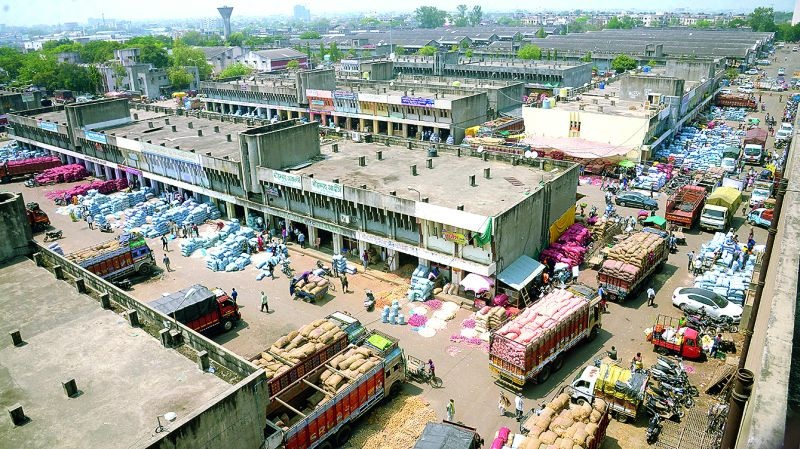 Vegetable and fruit scarcity in Nagpur: Kalmana fruit market closed | नागपुरात भाजीपाला व फळांचा तुटवडा : कळमना फळ बाजार बंद