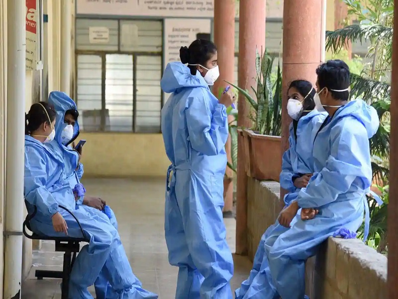 66 medical students in Dharwad test positive for COVID-19 | Coronavirus : कर्नाटकमधील मेडिकल कॉलेजमध्ये कोरोनाचा विस्फोट; 66 विद्यार्थी पॉझिटिव्ह, दोन हॉस्टेल सील