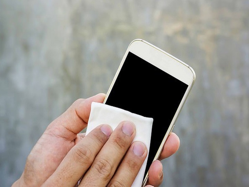 Clean your phone twice a day to prevent the spread of coronavirus kkg | Coronavirus: मोबाईल वापरता? मग कोरोनापासून जरा जास्तच सावध राहा; कारण...