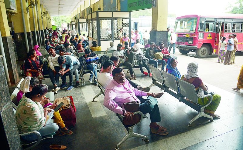 Position at Ganeshpeth Central Bus Station in Nagpur: Thousands of commuters, no awareness about Corona | नागपूरच्या गणेशपेठ मध्यवर्ती बसस्थानकावरील स्थिती : २५ हजार प्रवाशांची वर्दळ, कोरोनाबाबत जनजागृतीही नाही