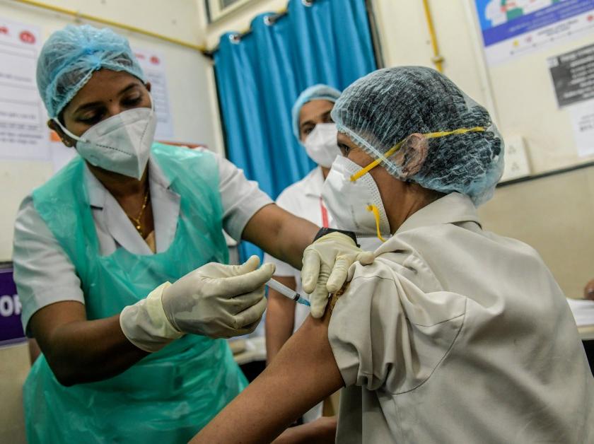 women topped to getting corona vaccine in india | कोरोना लसीकरणात महिला ठरल्या अव्वल; भारत जगभरात तिसरा