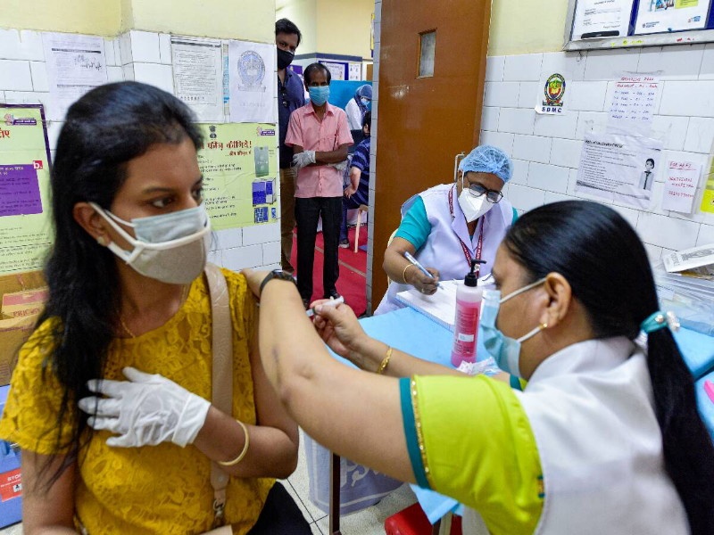 A large increase in the number of people taking coronavirus vaccine booster doses vaccine india reduced time period | कोरोना प्रतिबंधात्मक लसीचा बूस्टर डोस घेणाऱ्यांच्या संख्येत मोठी वाढ