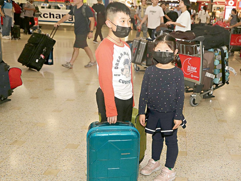 State government alerts travelers at airport check; Increased demand for masks | प्रवाशांची विमानतळावरच तपासणी, राज्य सरकार सतर्क; मास्कला वाढली मागणी