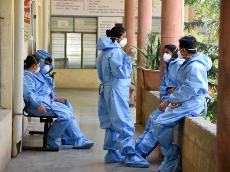 Maharashtra Coronavirus News: Covid Warriors are still waiting for inclusion in service | Coronavirus News: कोरोनाचा भार पेलणारे कोरोनायोद्धेच 'व्हेंटिलेटरवर'; दुसरी लाट आली, पण 'ती' पदं रिक्तच राहिली!