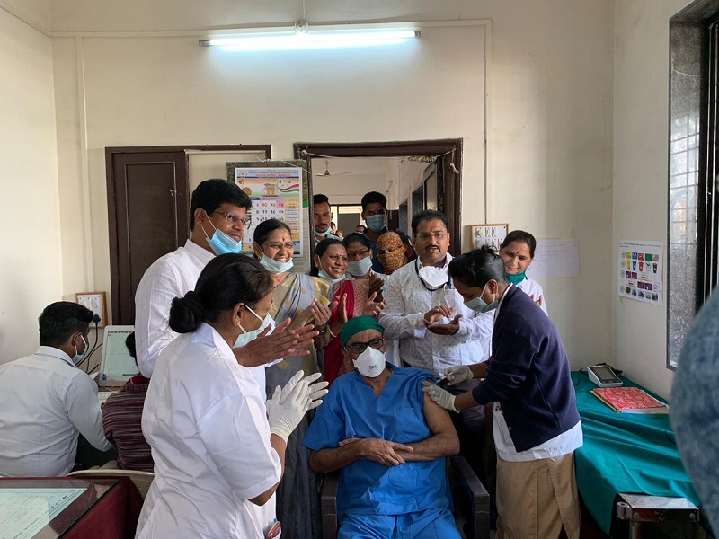 The first vaccine given to a Corona Warrior employee in Ahmednagar; Vaccination started in the district | अखेर प्रतिक्षा संपली....अहमदनगर जिल्ह्यात कोरोना लसीकरण सुरू