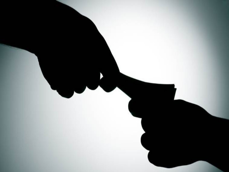 Pune is top in caught the bribe taken persons | लाचखोरांना पकडण्यात पुणे विभाग आघाडीवर 