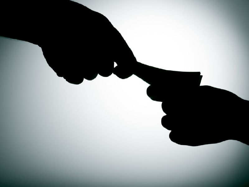Police arrested due to accepting of a bribe non-traceable crime | अदखलपात्र गुन्ह्यासाठी लाच घेताना पोलीस हवालदार जाळ्यात