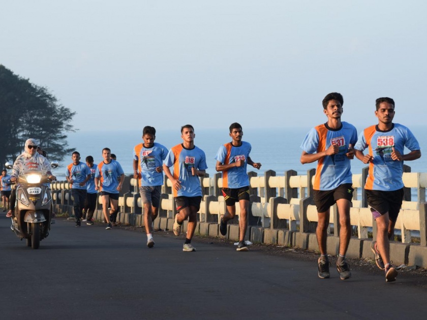 Ratnagiri ran through the Coastal Marathon giving a message of solidarity | एकतेचा संदेश देत कोस्टल मॅरेथॉनमधून धावली रत्नागिरी