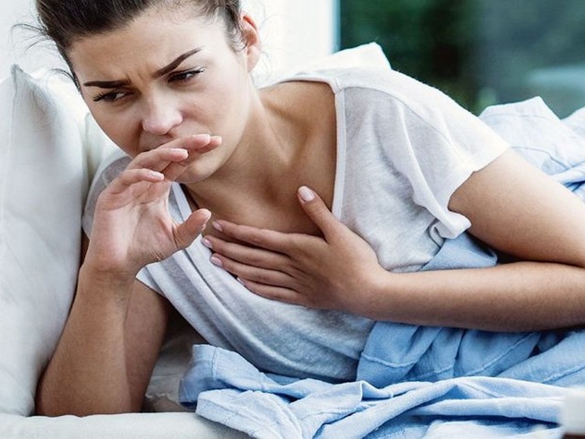 Coughing at night can be a symptoms of this disease know the treatment at home | रात्री येणाऱ्या खोकल्यामुळे झोपेचं खोबरं होऊ द्यायचं नसेल तर वेळेवर करा 'हे' सोपे उपाय!