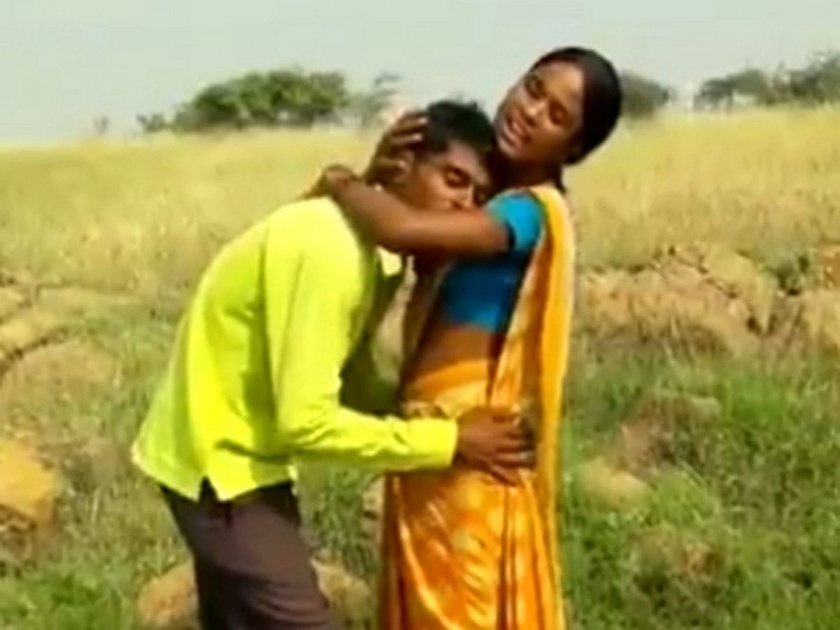Indian couple romance on Maine Pyar Kiya song Dil Deewana video viral | 'या' कपल्सच्या डान्सने लोकांना लावलंय वेड, तुम्ही बघितला नसेल तर लगेच बघा....