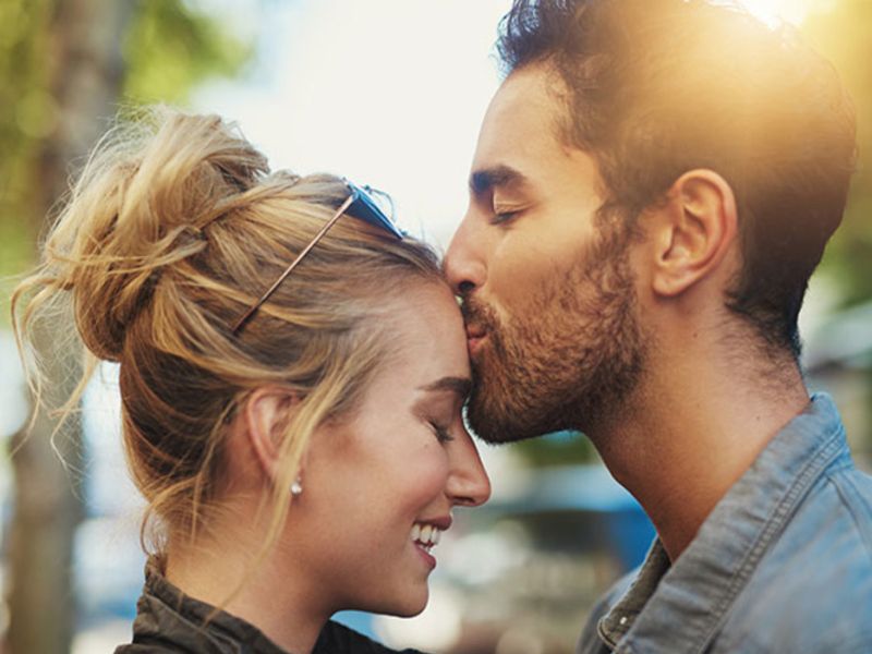 Relationship Tips : Romantic things done by men attracts their female partner | या ७ रोमॅंटिक गोष्टी करणाऱ्या पार्टनरवर जीव ओवाळतात मुली! 