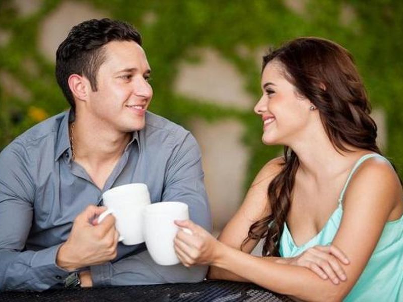 Common mistakes of new couple do during coutship period | साखरपुडा झाल्यावर अनेकदा 'या' चुका करतात कपल्स!
