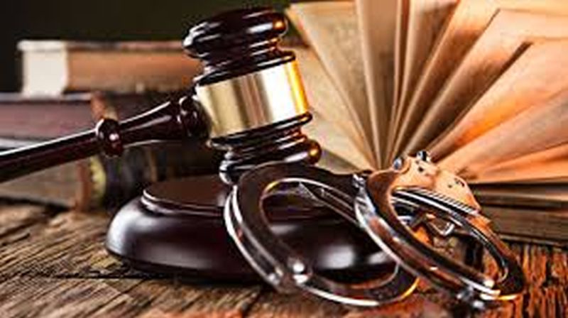 Court order to register crime on police | पोलिसावर गुन्हे दाखल करण्याचा न्यायालयाचा आदेश