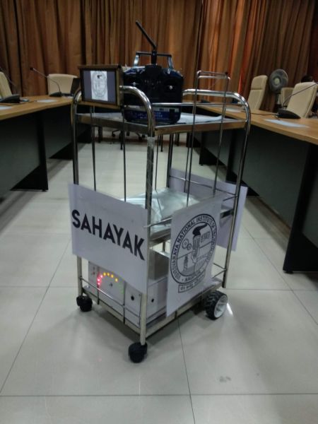 Auxiliary robot to maintain physical distance in the hospital | इस्पितळात फिजिकल डिस्टन्सिंग राखण्यासाठी ‘सहायक’ रोबोट
