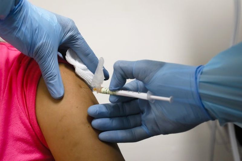 Corona Vaccine: Raigad district will get 14,000 caveshields | Corona Vaccine : रायगड जिल्ह्यासाठी मिळणार १४ हजार काेविशिल्डचे डाेस
