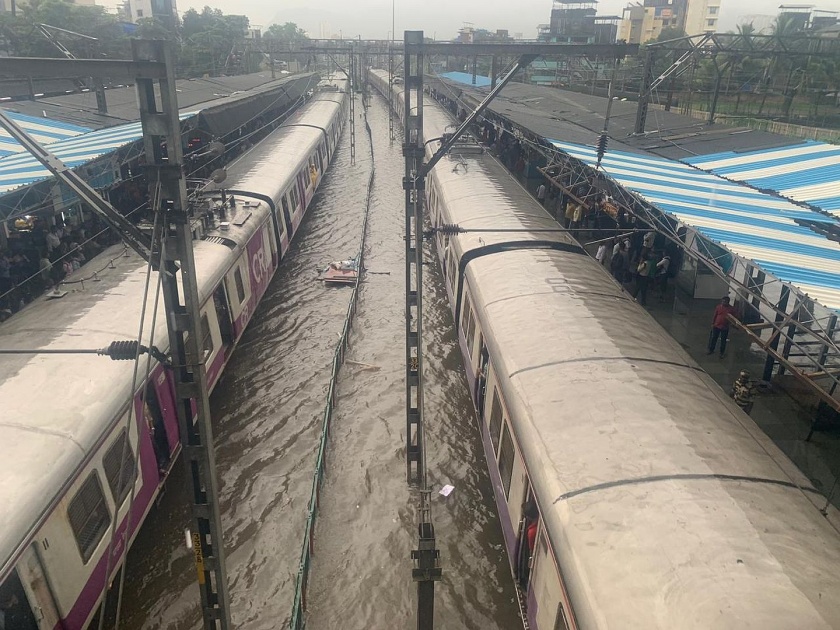 mumbai rain updates rains delayed heavy overnight rain mumbai thane kalyan floods tracks | Mumbai Train Update : मुसळधार पावसाचा रेल्वे वाहतुकीला फटका, तिन्ही मार्गावरील वाहतूक उशिराने 
