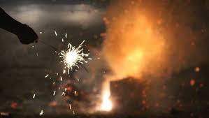 Fireworks: offence filed in Solapur, Nagpur, Mumbai; Akola police admant on circular | आतषबाजी : सोलापूर, नागपूर, मुंबईत गुन्हे दाखल; अकोला पोलीस परिपत्रकावर अडून