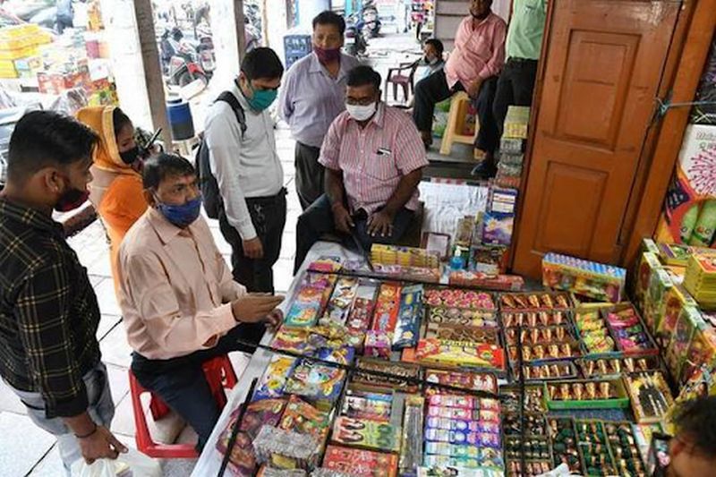 Corona effects in 22 per cent drop in cracker shops in Nagpur | कोरोनाचा परिणाम, नागपुरात फटाक्यांच्या दुकानात २२ टक्के घट